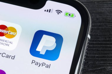 Sankt-Petersburg, Rusya, 27 Nisan 2018: Paypal uygulama simgesi üzerinde Apple iphone X smartphone ekran yakın çekim. PayPal app simgesi. PayPal bir online elektronik finans ödeme sistemidir.