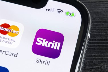 Sankt-Petersburg, Rusya, 27 Nisan 2018: Skrill uygulama simgesi üzerinde Apple iphone X smartphone ekran yakın çekim. Skrill app simgesi. Skrill bir online elektronik finans ödeme sistemidir.