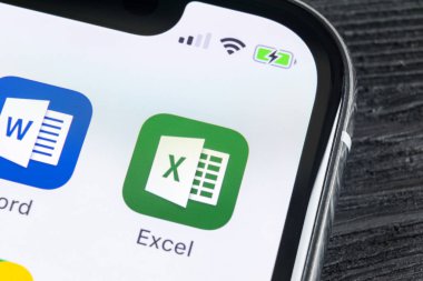 Sankt-Petersburg, Rusya, 27 Nisan 2018: Microsoft Exel uygulama simgesi üzerinde Apple iphone X ekran yakın çekim. Microsoft office Exel app simgesi. Microsoft office üstünde hareket eden telefon. Sosyal medya