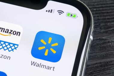Sankt-Petersburg, Rusya, 27 Nisan 2018: Walmart uygulama simgesi üzerinde Apple iphone X ekran yakın çekim. Walmart app simgesi. Walmart.com corporation perakendecilik çokuluslu