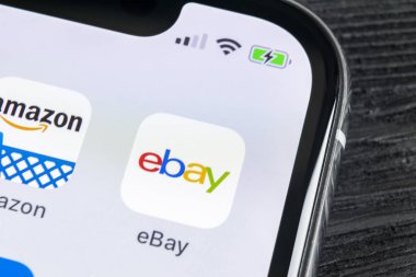 Sankt-Petersburg, Rusya, 27 Nisan 2018: ebay uygulama simgesi üzerinde Apple iphone X ekran yakın çekim. eBay app simgesi. en büyük online açık artırma ve Web siteleri alışveriş ebay.com olduğunu.