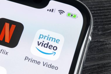 Sankt-Petersburg, Rusya, 27 Nisan 2018: Amazon Prime Video uygulama simgesi üzerinde Apple iphone X ekran yakın çekim. Amazon Primevideo app simgesi. Amazon Prime uygulama. Sosyal medya ağı