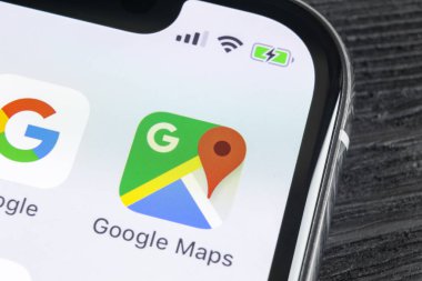 Sankt-Petersburg, Rusya, 27 Nisan 2018: Google Maps uygulaması simgesi Apple iphone X ekran yakın çekim. Google Haritalar simgesini. Google uygulama eşleştirir. Sosyal medya ağı