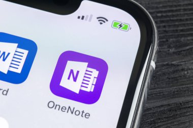 Sankt-Petersburg, Rusya, 27 Nisan 2018: Microsoft Onenote office uygulama simgesini Apple iphone X ekran yakın çekim. Microsoft bir not app simgesi. Microsoft Onenote uygulama. Sosyal medya ağı