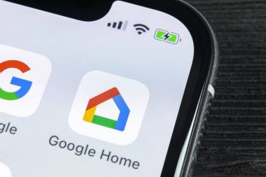 Sankt-Petersburg, Rusya, 27 Nisan 2018: Google Ana sayfa uygulama simgesi üzerinde Apple iphone X smartphone ekran yakın çekim. Google ev app simgesi. Sosyal ağ. Sosyal medya simge
