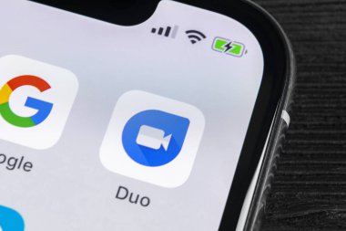 Sankt-Petersburg, Rusya, 27 Nisan 2018: Google Duo uygulama simgesi üzerinde Apple iphone X smartphone ekran yakın çekim. Google duo app simgesi. Sosyal ağ. Sosyal medya simge