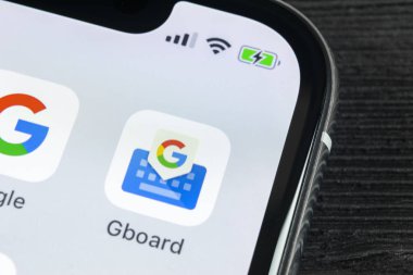 Sankt-Petersburg, Rusya, 27 Nisan 2018: Google Gboard uygulama simgesi üzerinde Apple iphone X smartphone ekran yakın çekim. Google gboard app simgesi. Sosyal ağ. Sosyal medya simge