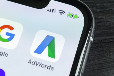 Sankt-Petersburg, Rusya, 27 Nisan 2018: Google Adwords uygulama simgesi üzerinde Apple iphone X ekran yakın çekim. Google reklam kelimeler simgesi. Google Adwords uygulama. Sosyal medya ağı