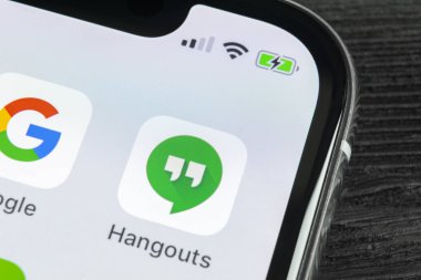 Sankt-Petersburg, Rusya, 27 Nisan 2018: Google takıldığı bir yer uygulama simgesi üzerinde Apple iphone X smartphone ekran yakın çekim. Google takıldığı bir yer app simgesi. Sosyal ağ. Sosyal medya simge