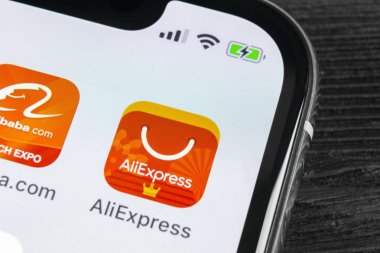 Sankt-Petersburg, Rusya, 27 Nisan 2018: Aliexpress uygulama simgesi üzerinde Apple iphone X smartphone ekran yakın çekim. Aliexpress app simgesi. Aliexpress.com popüler e-ticaret uygulaması var. Sosyal medya simge