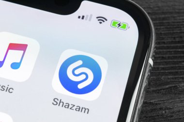 Sankt-Petersburg, Rusya, 27 Nisan 2018: Shazam uygulama simgesi üzerinde Apple iphone X ekran yakın çekim. Shazam app simgesi. Shazam sevilen online müzik uygulamasıdır. Sosyal medya uygulaması