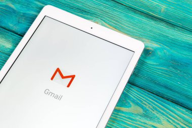 Sankt-Petersburg, Rusya, 2 Nisan 2018: Google Gmail uygulama simgesi Apple ipad smartphone ekran yakın çekim. Gmail app simgesi. Gmailis popüler Internet çevrimiçi e-posta. Sosyal medya simge 