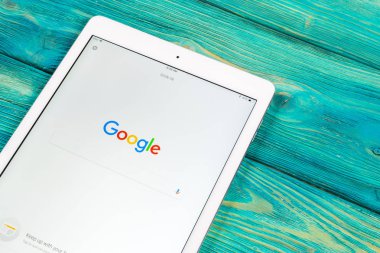 Sankt-Petersburg, Rusya, 1 Nisan 2018: Google uygulama simgesi Apple ipad smartphone ekran yakın çekim. Google app simgesi. Sosyal ağ. Sosyal medya simge