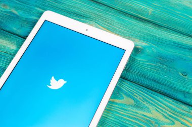 Sankt-Petersburg, Rusya, 1 Nisan 2018: Twitter uygulama simgesi Apple ipad smartphone ekran yakın çekim. Twitter app simgesi. Sosyal medya simge. Sosyal ağ