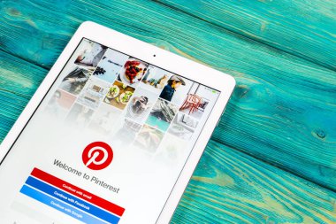 Sankt-Petersburg, Rusya, 1 Nisan 2018: Pinterest uygulama simgesi Apple ipad smartphone ekran yakın çekim. Pinterest app simgesi. Pinterest popüler Internet sosyal ağdır. Sosyal medya simge