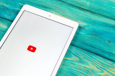 Sankt-Petersburg, Rusya, 2 Nisan 2018: Youtube uygulama simgesi Apple ipad smartphone ekran yakın çekim. YouTube app simgesi. Sosyal medya simge. Sosyal ağ