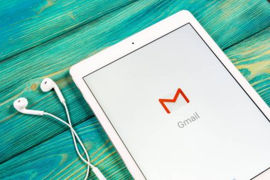 Sankt-Petersburg, Rusya, 2 Nisan 2018: Google Gmail uygulama simgesi Apple ipad smartphone ekran yakın çekim. Gmail app simgesi. Gmail popüler Internet online e-postadır. Sosyal medya simge 
