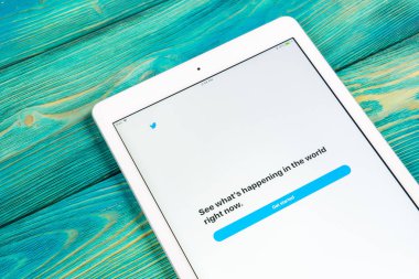 Sankt-Petersburg, Rusya, 1 Nisan 2018: Twitter uygulama simgesi Apple ipad smartphone ekran yakın çekim. Twitter app simgesi. Sosyal medya simge. Sosyal ağ