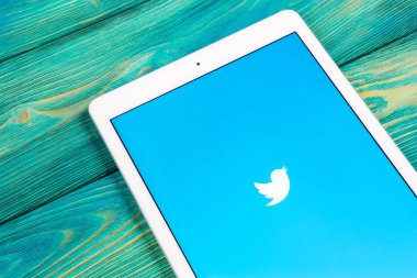 Sankt-Petersburg, Rusya, 1 Nisan 2018: Twitter uygulama simgesi Apple ipad smartphone ekran yakın çekim. Twitter app simgesi. Sosyal medya simge. Sosyal ağ