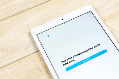 Sankt-Petersburg, Rusya, 1 Nisan 2018: Twitter uygulama simgesi Apple ipad smartphone ekran yakın çekim. Twitter app simgesi. Sosyal medya simge. Sosyal ağ