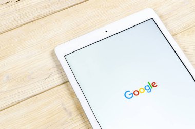 Sankt-Petersburg, Rusya, 1 Nisan 2018: Google uygulama simgesi Apple ipad smartphone ekran yakın çekim. Google app simgesi. Sosyal ağ. Sosyal medya simge