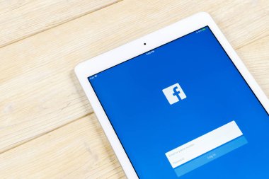 Sankt-Petersburg, Rusya, 1 Nisan 2018: Facebook uygulama simgesi Apple ipad smartphone ekran yakın çekim. Facebook app simgesi. Sosyal medya simge. Sosyal ağ