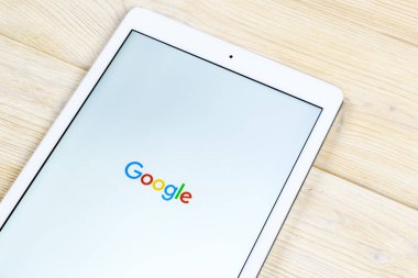 Sankt-Petersburg, Rusya, 1 Nisan 2018: Google uygulama simgesi Apple ipad smartphone ekran yakın çekim. Google app simgesi. Sosyal ağ. Sosyal medya simge