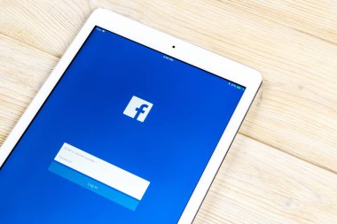 Sankt-Petersburg, Rusya, 1 Nisan 2018: Facebook uygulama simgesi Apple ipad smartphone ekran yakın çekim. Facebook app simgesi. Sosyal medya simge. Sosyal newtwork