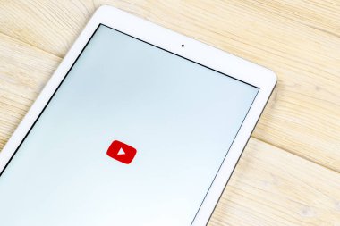 Sankt-Petersburg, Rusya, 2 Nisan 2018: Youtube uygulama simgesi Apple ipad smartphone ekran yakın çekim. YouTube app simgesi. Sosyal medya simge. Sosyal ağ