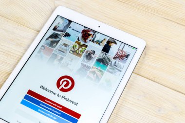 Sankt-Petersburg, Rusya, 1 Nisan 2018: Pinterest uygulama simgesi Apple ipad smartphone ekran yakın çekim. Pinterest app simgesi. Pinterest popüler Internet sosyal ağdır. Sosyal medya simge