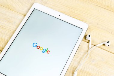 Sankt-Petersburg, Rusya, 1 Nisan 2018: Google uygulama simgesi Apple ipad smartphone ekran yakın çekim. Google app simgesi. Sosyal ağ. Sosyal medya simge