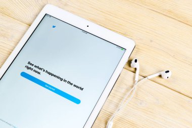 Sankt-Petersburg, Rusya, 1 Nisan 2018: Twitter uygulama simgesi Apple ipad smartphone ekran yakın çekim. Twitter app simgesi. Sosyal medya simge. Sosyal ağ