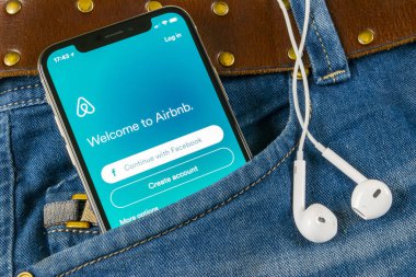 Sankt-Petersburg, Rusya, 14 Nisan 2018: Airbnb uygulama simgesi üzerinde Apple iphone X ekran yakın çekim kot pantolon cebinde. Airbnb app simgesi. Airbnb.com Özel Oda için online web sitesidir. Sosyal medya ağı.