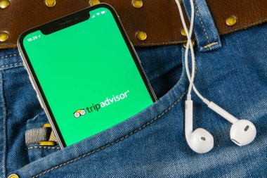 Sankt-Petersburg, Rusya, 14 Nisan 2018: Tripadvisor uygulama simgesi üzerinde Apple iphone X ekran yakın çekim kot pantolon cebinde. TripAdvisor.com app simgesi. TripAdvisor. Sosyal medya ağı. Sosyal medya uygulaması