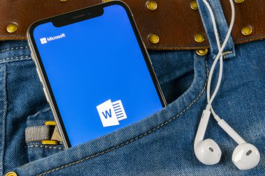 Sankt-Petersburg, Aprill 14, 2018: Microsoft word uygulama simgesi Apple iphone X ekran yakın çekim kot pantolon cebinde. Microsoft office word simgesini. Microsoft office üstünde hareket eden telefon. Sosyal medya