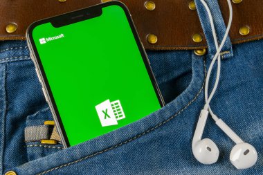 Sankt-Petersburg, Rusya, 14 Nisan 2018: Microsoft Exel uygulama simgesi üzerinde Apple iphone X ekran yakın çekim kot pantolon cebinde. Microsoft office Exel app simgesi. Microsoft office üstünde hareket eden telefon. Sosyal medya