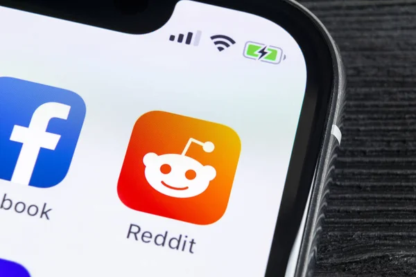 페테르부르크 러시아 2018 아이폰 Smartphone 클로즈업에 프로그램 아이콘입니다 Reddit 프로그램 — 스톡 사진