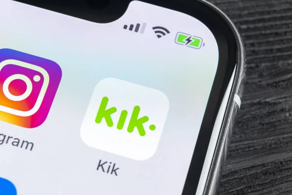 페테르부르크 러시아 2018 아이폰 클로즈업에 Kik 메신저 프로그램 아이콘입니다 Kik — 스톡 사진