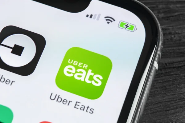 Sankt-petersburg, russland, 27. april 2018: uber frisst applikationssymbol auf Apple iphone x smartphone screen close-up. Uber frisst App-Symbol. Soziales Netzwerk. Social-Media-Symbol — Stockbild Sankt Petersburg Russland April 2018 Uber Frisst Applikationssymbol Auf Apple — Stockfoto