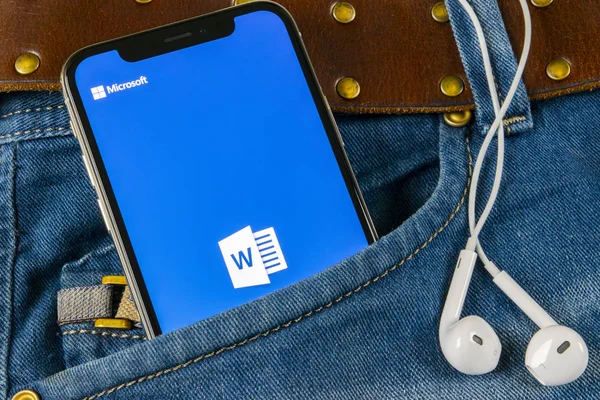 청바지 주머니에 아이폰 클로즈업에 페테르부르크 2018 Microsoft Word 프로그램 아이콘입니다 — 스톡 사진