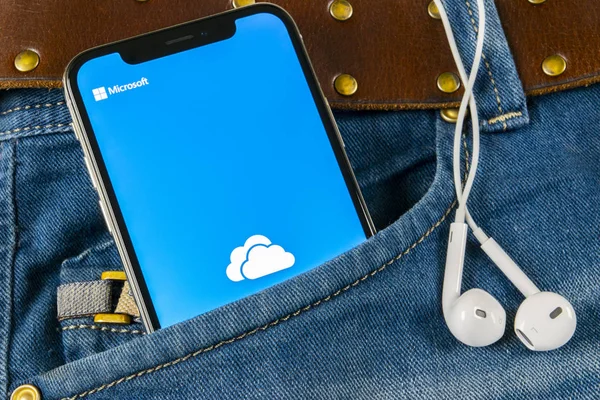 Sankt-Petersburg, Rusya, 14 Nisan 2018: Microsoft office Onedrive uygulama simgesini Apple iphone X ekran yakın çekim kot pantolon cebinde. Bir Drivet app simgesi. Microsoft Onedrive uygulama. Sosyal medya ağı