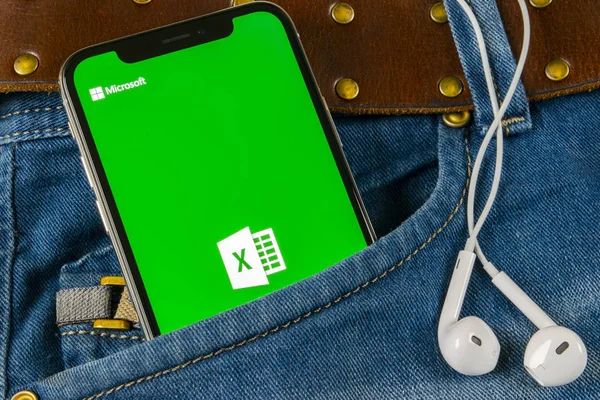 Sankt-Petersburg, Rusya, 14 Nisan 2018: Microsoft Exel uygulama simgesi üzerinde Apple iphone X ekran yakın çekim kot pantolon cebinde. Microsoft office Exel app simgesi. Microsoft office üstünde hareket eden telefon. Sosyal medya