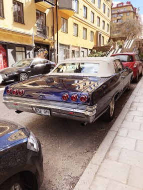 Stokholm, İsveç, 21 Nisan 2018: arkadan görünüşü eski retro klasik araba Chevrolet Impala Ss 1965 şehir sokak. Araba Detaylandırma