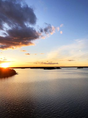 Arka plan gökyüzü günbatımı hava görünümünü. Gökyüzü bulutlar deniz akşam ile hava dramatik altın günbatımı gökyüzü. Gökyüzü bulutlar günbatımında çarpıcı. Gökyüzü manzara. Hava fotoğrafçılığı.