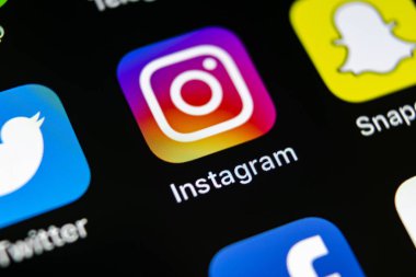 Sankt-Petersburg, Rusya, 10 Mayıs 2018: Instagram uygulama simgesi üzerinde Apple iphone X smartphone ekran yakın çekim. Instagram app simgesi. Sosyal medya simge. Sosyal ağ