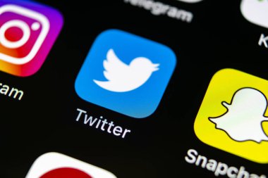 Sankt-Petersburg, Rusya, 10 Mayıs 2018: Twitter uygulama simgesi üzerinde Apple iphone X smartphone ekran yakın çekim. Twitter app simgesi. Sosyal medya simge. Sosyal ağ