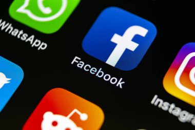 Sankt-Petersburg, Rusya, 10 Mayıs 2018: Facebook uygulama simgesi üzerinde Apple iphone X smartphone ekran yakın çekim. Facebook app simgesi. Sosyal medya simge. Sosyal ağ