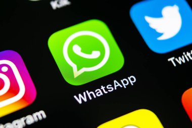 Sankt-Petersburg, Rusya, 10 Mayıs 2018: Whatsapp messenger uygulama simgesi Apple iphone X smartphone ekran yakın çekim. Whatsapp messenger app simgesi. Sosyal medya simge. Sosyal ağ