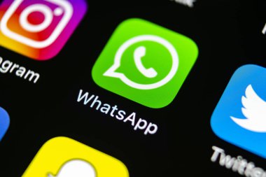 Sankt-Petersburg, Rusya, 10 Mayıs 2018: Whatsapp messenger uygulama simgesi Apple iphone X smartphone ekran yakın çekim. Whatsapp messenger app simgesi. Sosyal medya simge. Sosyal ağ