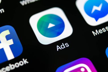 Sankt-Petersburg, Rusya, 10 Mayıs 2018: Facebook reklamları uygulama simgesi üzerinde Apple iphone X ekran yakın çekim. Facebook iş app simgesi. Facebook reklamları mobil uygulama. Sosyal medya ağı